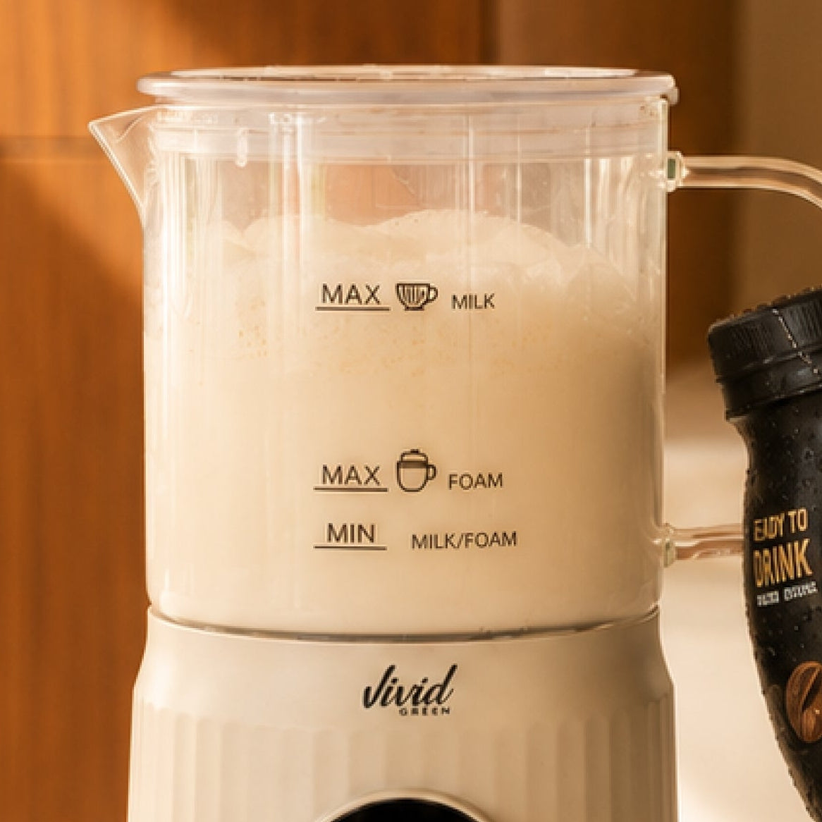 Gläserne Milchkanne mit sichtbarem Ergebnis